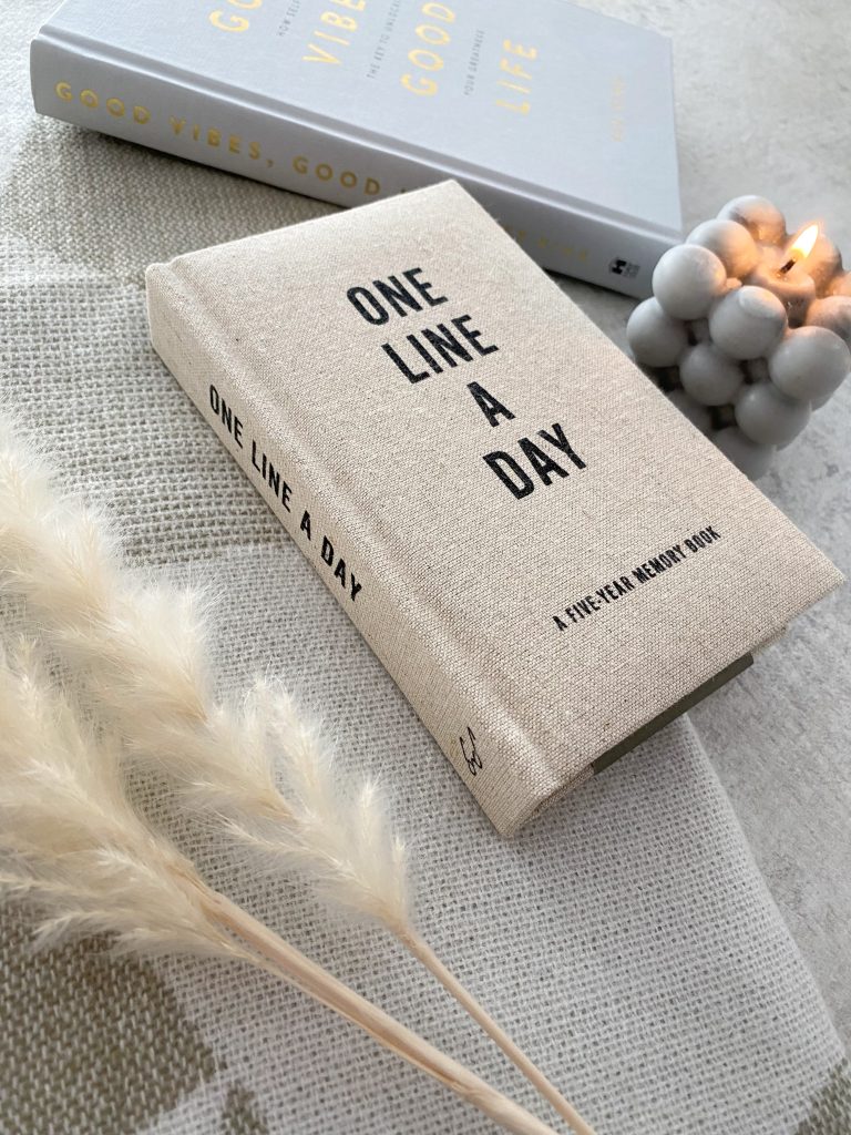 'One line a day' 5 year memory book - Image 2
