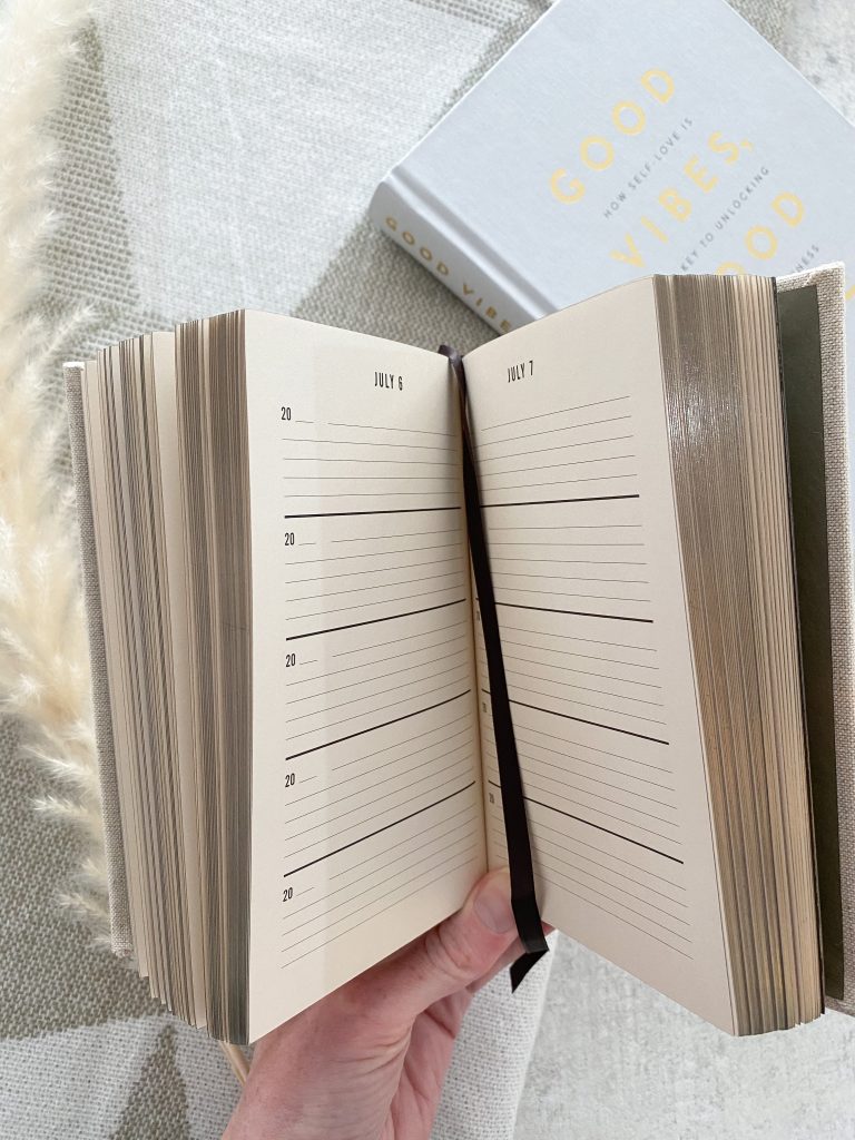 'One line a day' 5 year memory book - Image 4