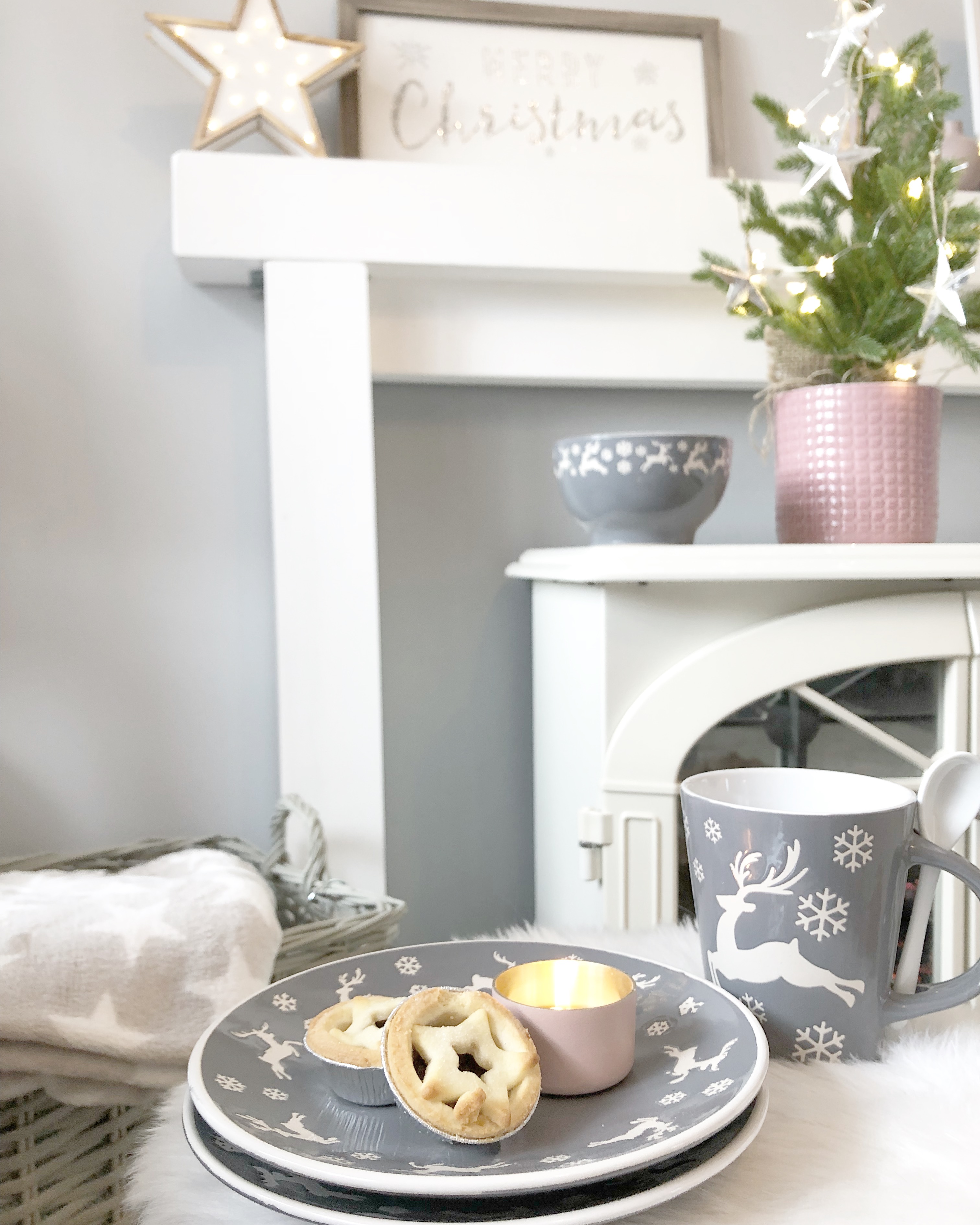 Pair of grey and white reindeer mugs with spoons - Image 2