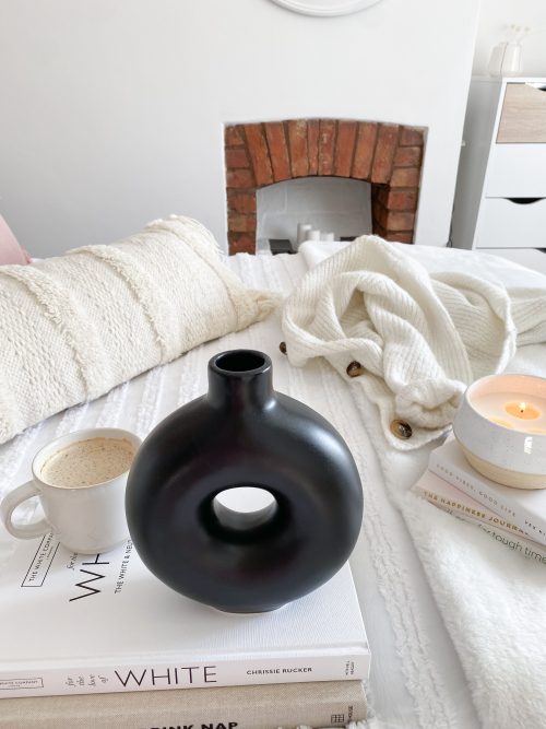 Matt black Nordic doughnut vase - Image 3
