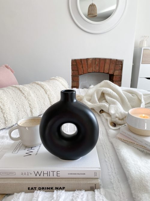 Matt black Nordic doughnut vase - Image 4