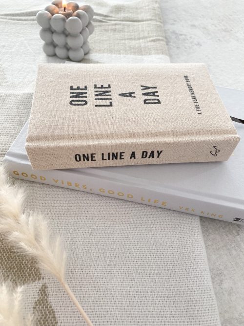 'One line a day' 5 year memory book - Image 3