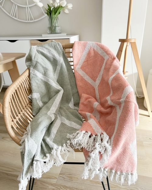 Coral geo throw with tassels - Image 2