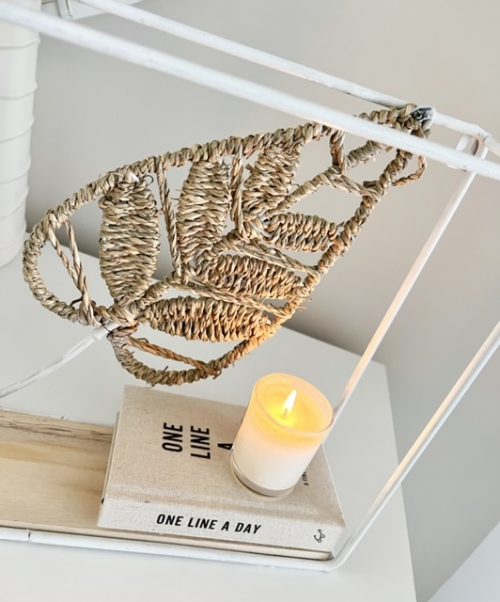 Small white metal shelf with leaf decoration - Image 2