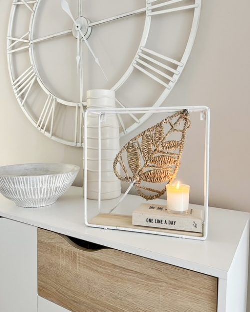 Small white metal shelf with leaf decoration - Image 3