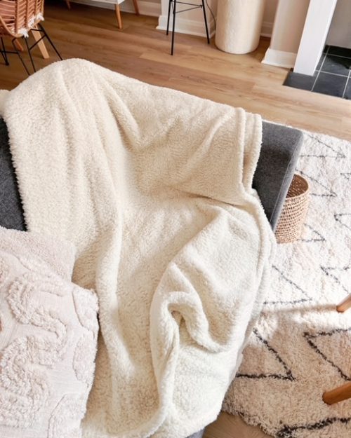 Softest textured ivory snuggly throw - Image 2